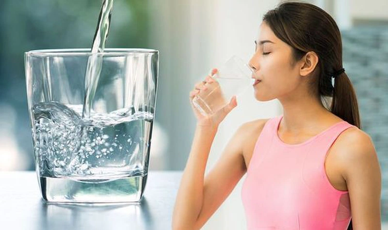 Nắng Nóng Kinh Hoàng – Cảnh Báo Đột Quỵ Khi Nhiệt Độ Trời Vượt 40°C! uong nuoc loc 15713737447541593190936 6a795251cf